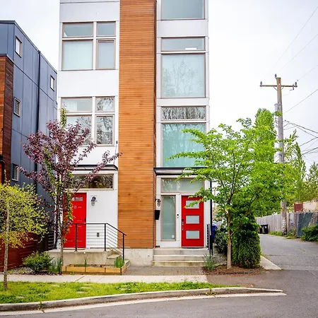 Explore Seattle Free Parking & Walk To Light Rail - New Listing & Abnb Superhost